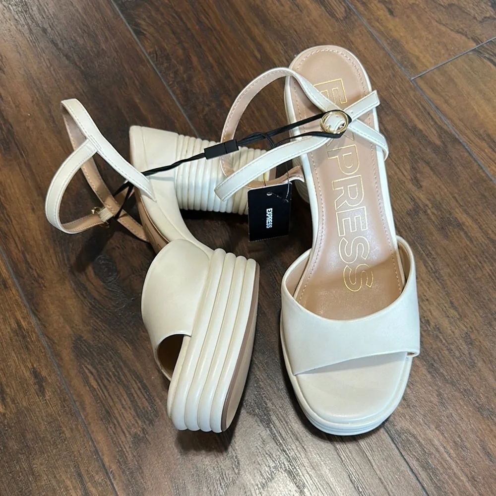 New Express Women's Elegant Cream Tan Distressed Platform Open Toe Sandals